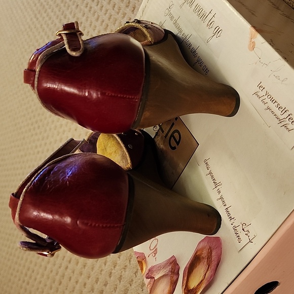 Red, funky wedges from Kenzie, studded and decorative foot sole. Worn once. - Picture 3 of 5